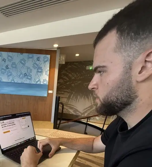 Ethan au travail sur un projet client